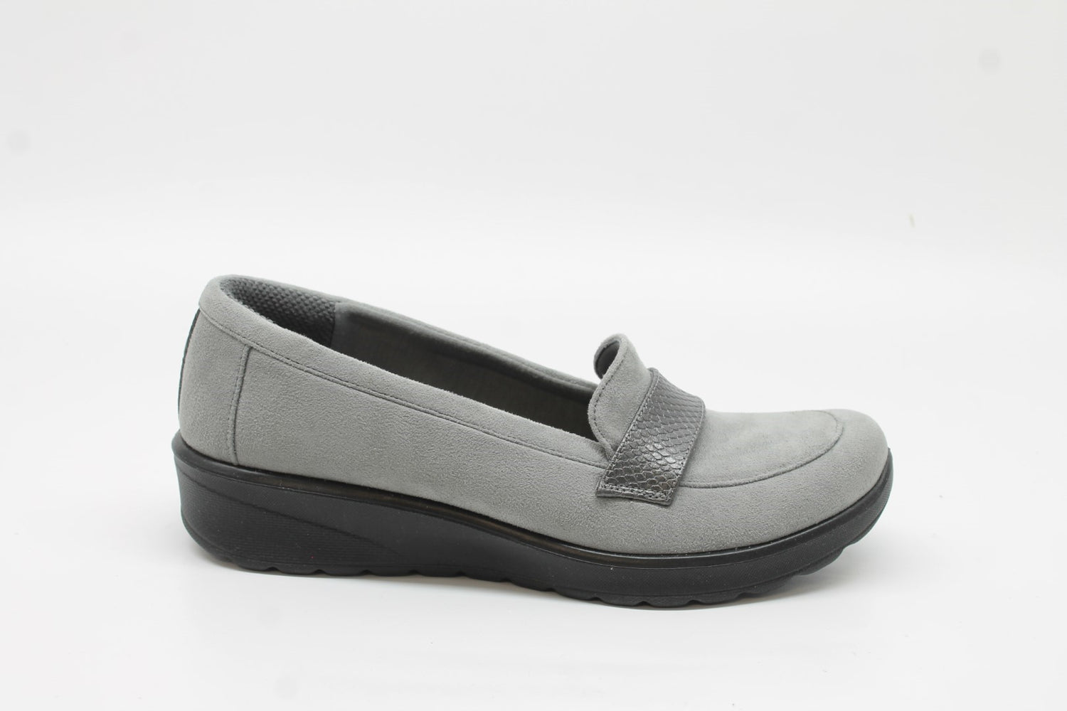 BZees Women's Gamma 2 Slip On Loafers Floor Sample