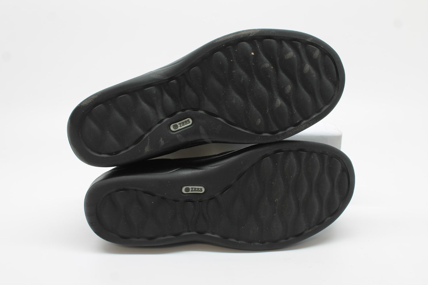 Bzees Niche Women's Sneakers Floor Sample