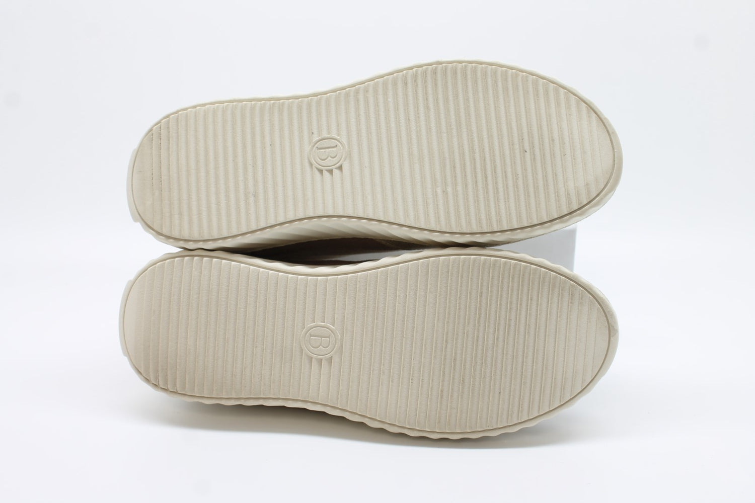 BZees Women's Winner Comfort Sneaker Floor Sample